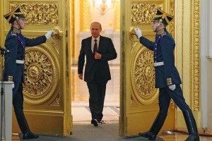 Путин входит в Георгиевский зал для оглашения своего послания