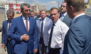 Медведев призвал руководство Крыма и Севастополя как можно скорее восстановить автодороги и построить новые